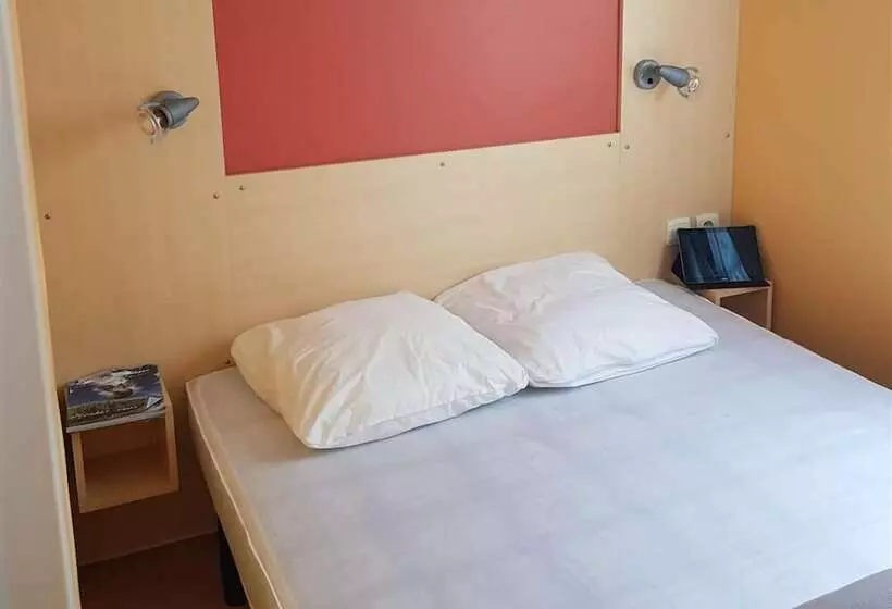 Hotelli Tonneau Herbergement Insolite Au Camping Des Nieres