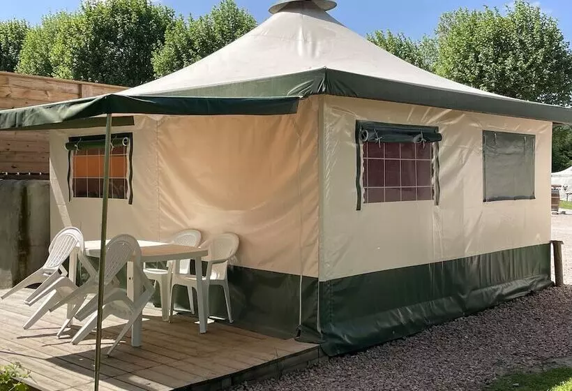 Hotelli Tonneau Herbergement Insolite Au Camping Des Nieres