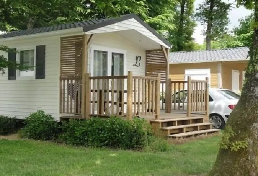 Hotelli Tonneau Herbergement Insolite Au Camping Des Nieres