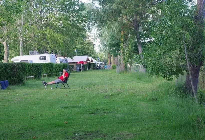 Hotelli Tonneau Herbergement Insolite Au Camping Des Nieres