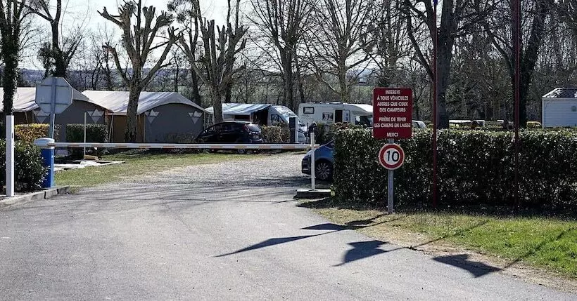 Hotelli Tonneau Herbergement Insolite Au Camping Des Nieres