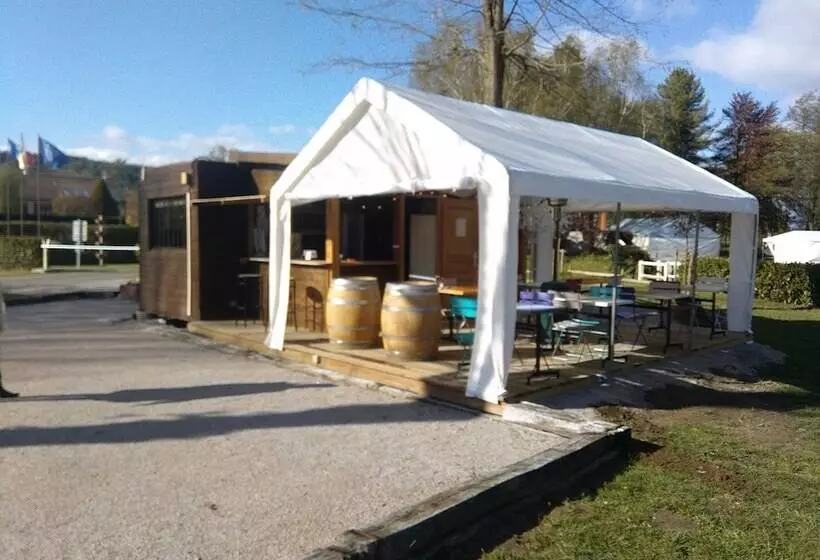Hotelli Tonneau Herbergement Insolite Au Camping Des Nieres