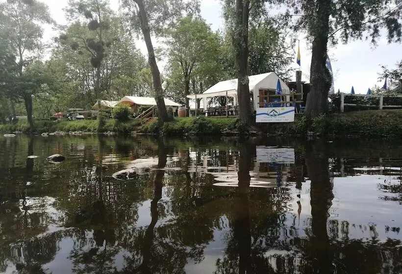 Hotelli Tonneau Herbergement Insolite Au Camping Des Nieres