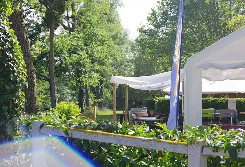 Hotelli Tonneau Herbergement Insolite Au Camping Des Nieres