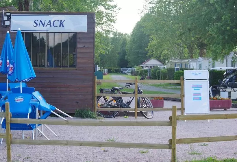 Hotelli Tonneau Herbergement Insolite Au Camping Des Nieres