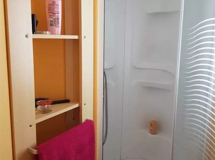 Hotelli Tonneau Herbergement Insolite Au Camping Des Nieres