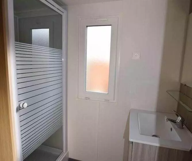 Hotelli Tonneau Herbergement Insolite Au Camping Des Nieres