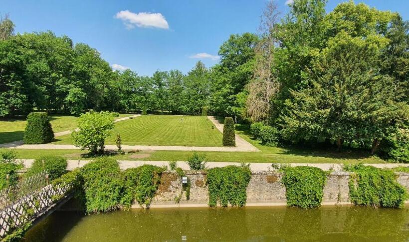 فندق Château De La Cour Senlisse