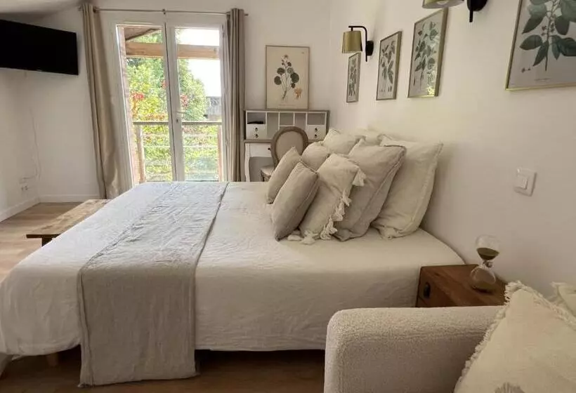 ベッドアンドブレックファースト La Millière   Chambres D Hôtes   Piscine & Campagne   Marie Anne & Marie Adélaïde