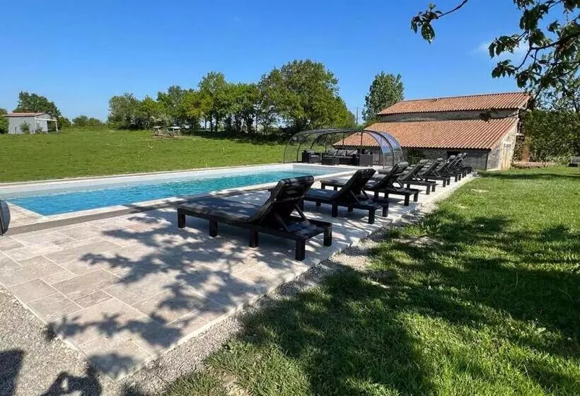 ベッドアンドブレックファースト La Millière   Chambres D Hôtes   Piscine & Campagne   Marie Anne & Marie Adélaïde