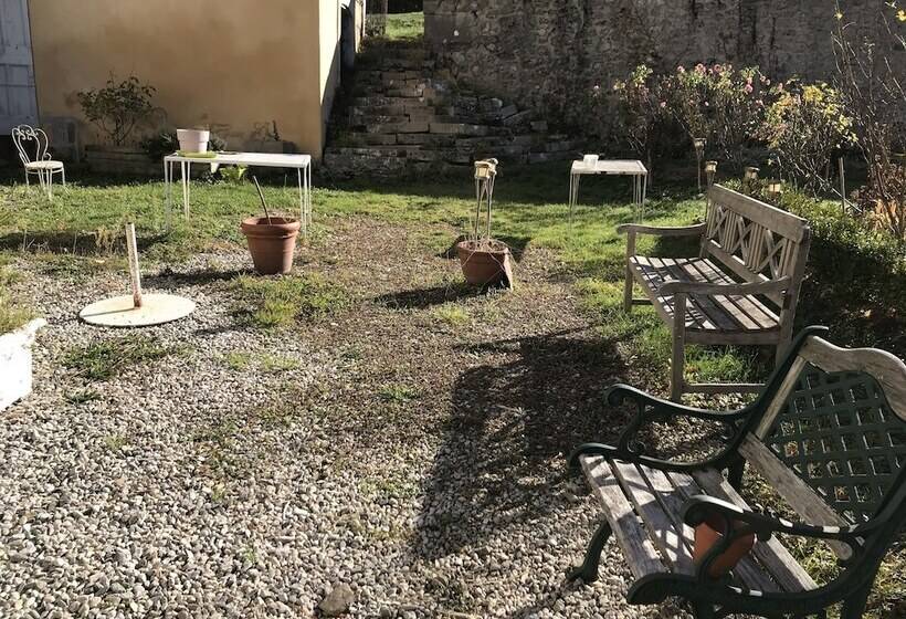 مبيت وإفطار Le Château De Bardonenche