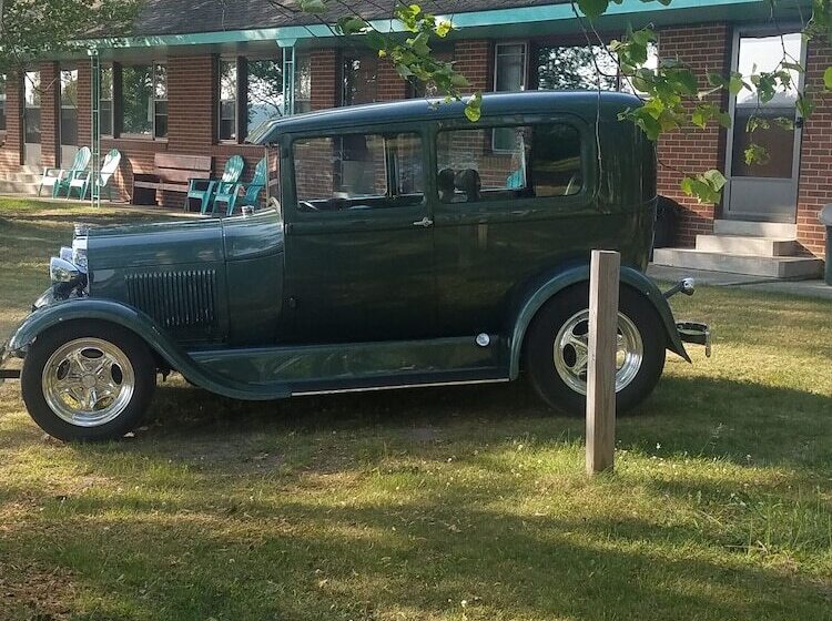 Historic Birch Lodge And Motel