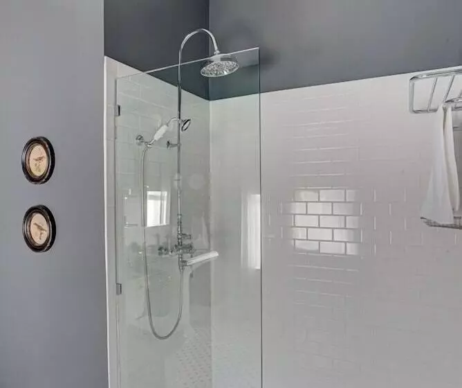 Historic Birch Lodge And Motel