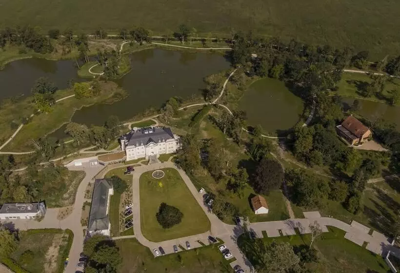 Hotelli Pałac Komierowo