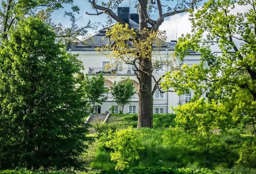 Hotelli Pałac Komierowo