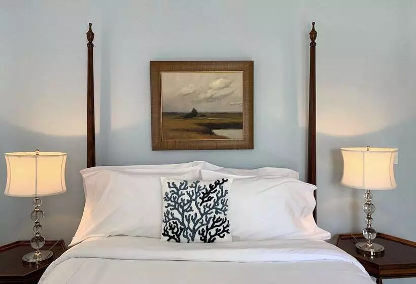 ホテル The Oak Bluffs Inn