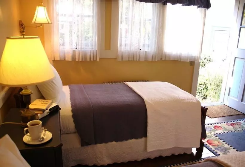 ホテル The Oak Bluffs Inn