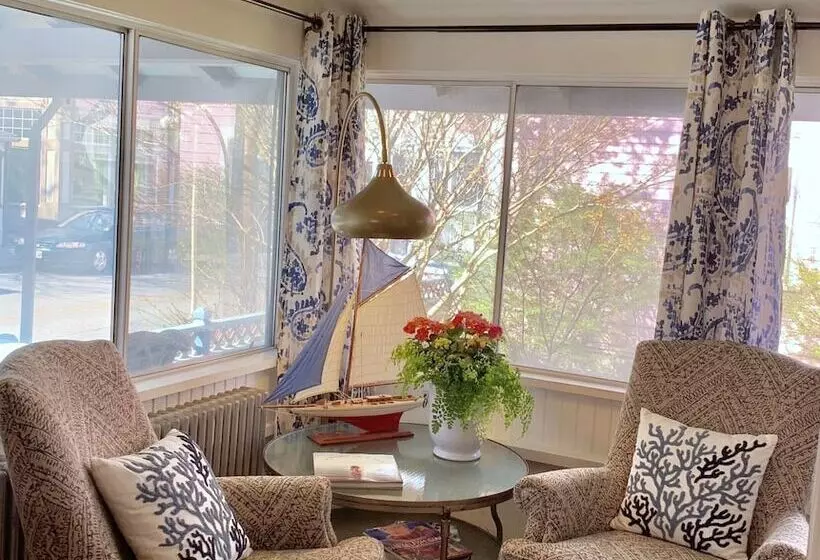 ホテル The Oak Bluffs Inn