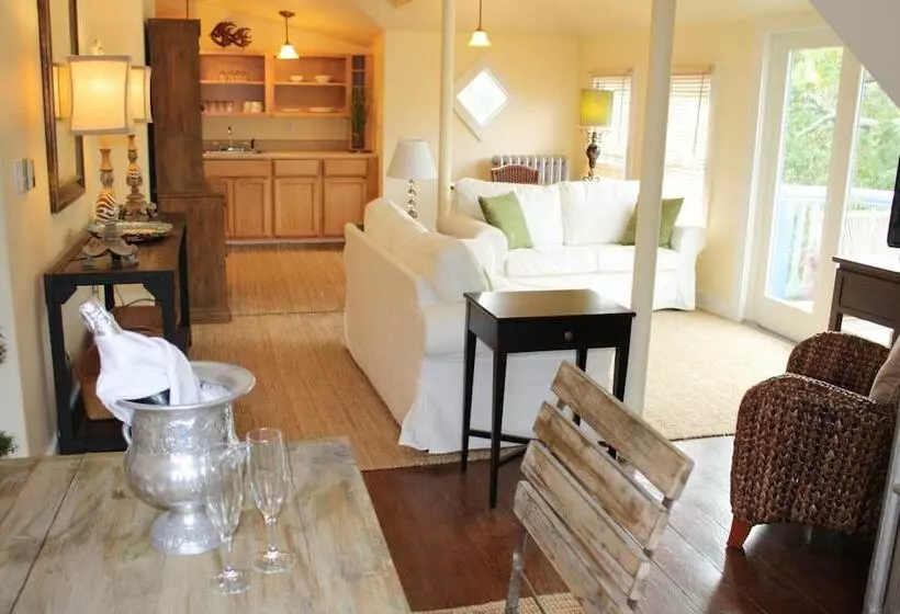 ホテル The Oak Bluffs Inn