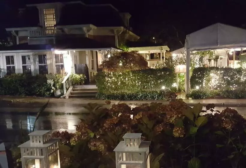 ホテル The Oak Bluffs Inn