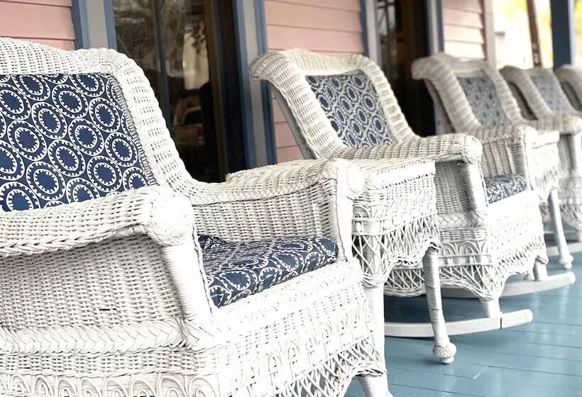 ホテル The Oak Bluffs Inn