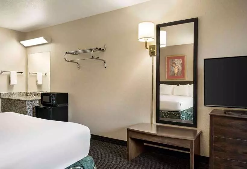 هتل Travelodge By Wyndham Yuma