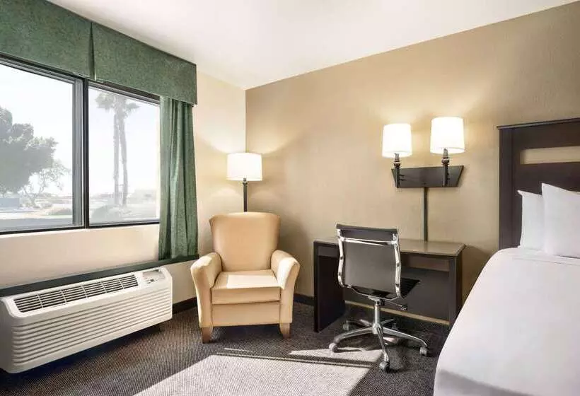 هتل Travelodge By Wyndham Yuma