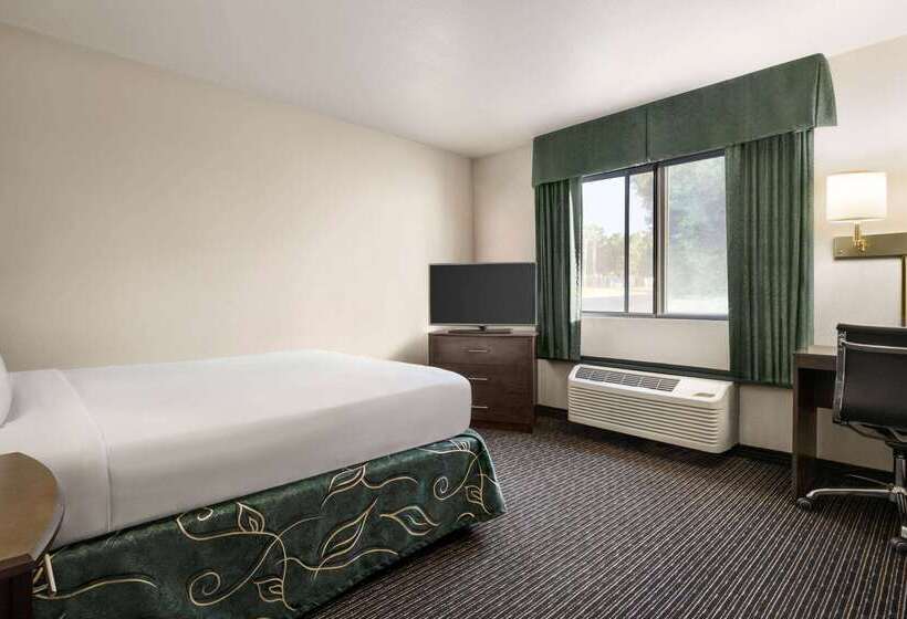 Отель Travelodge By Wyndham Yuma