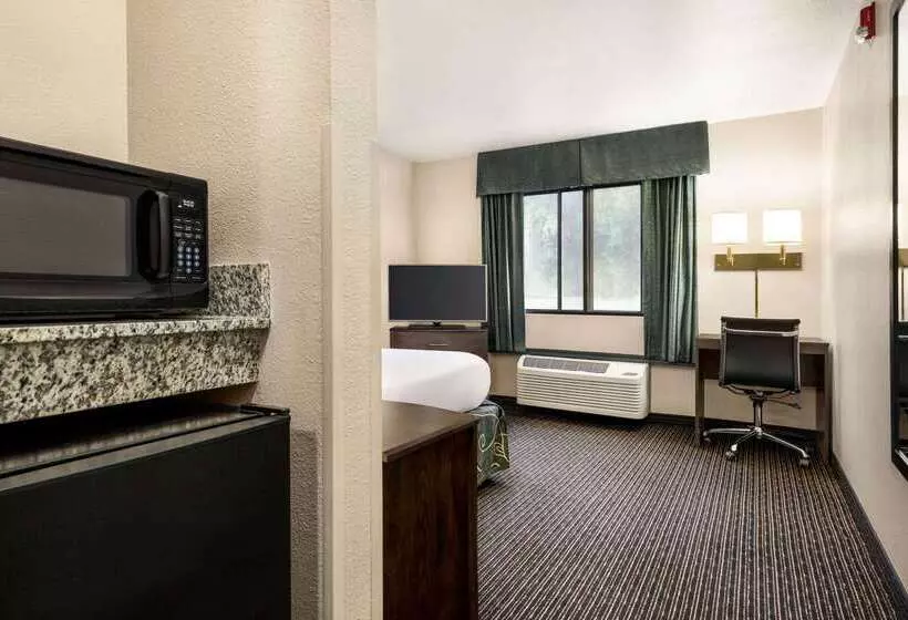 هتل Travelodge By Wyndham Yuma