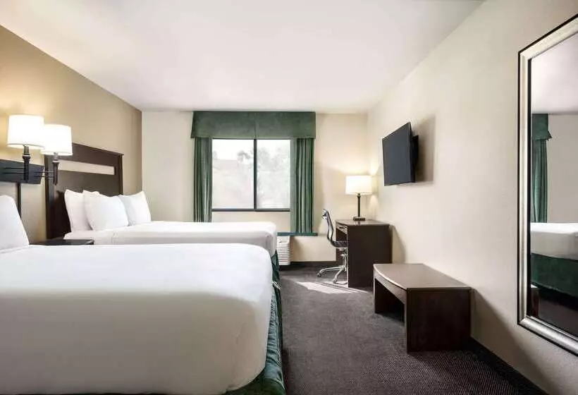 هتل Travelodge By Wyndham Yuma