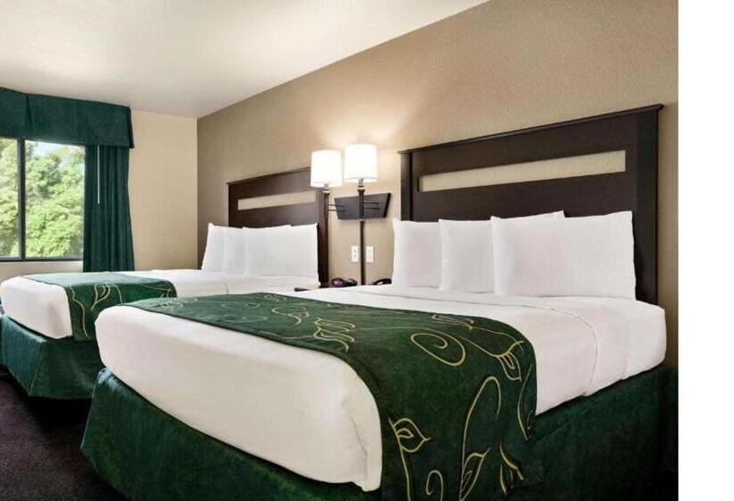 Отель Travelodge By Wyndham Yuma