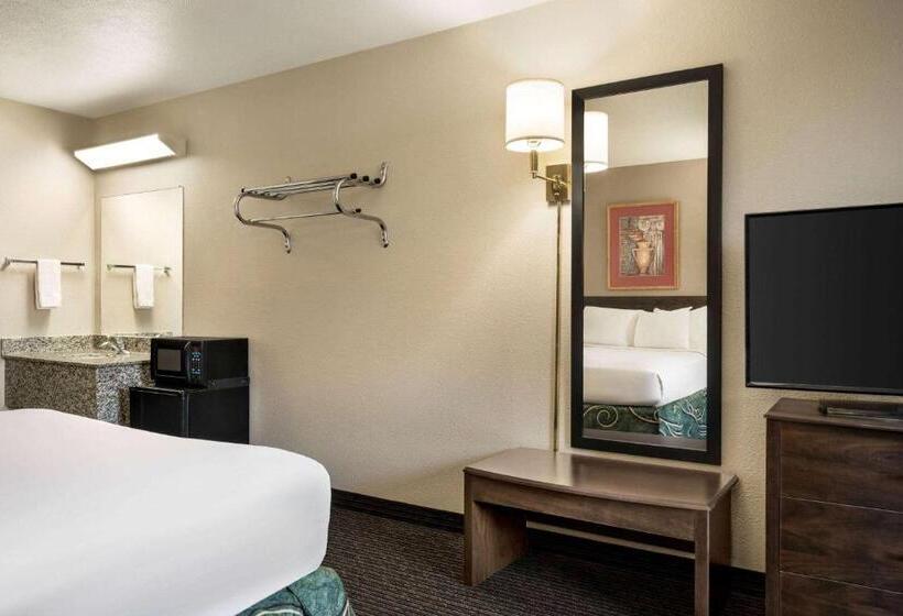 Отель Travelodge By Wyndham Yuma