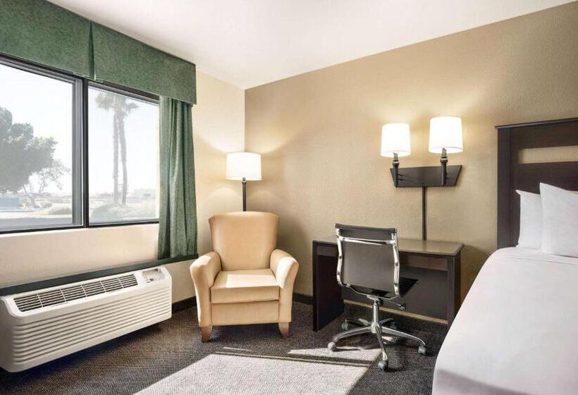 Отель Travelodge By Wyndham Yuma