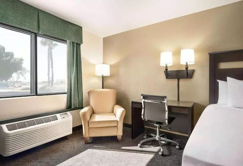 هتل Travelodge By Wyndham Yuma