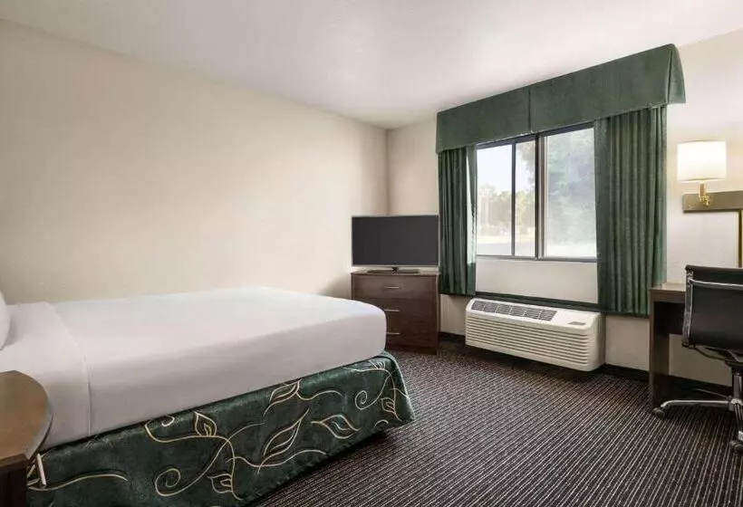 هتل Travelodge By Wyndham Yuma