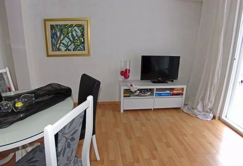 Apartments And Rooms With Wifi Makarska   11063