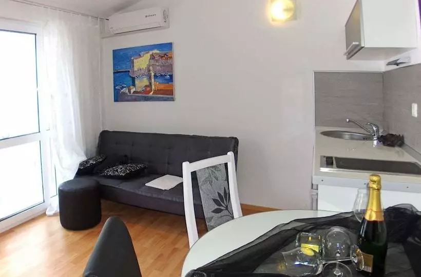 Apartments And Rooms With Wifi Makarska   11063