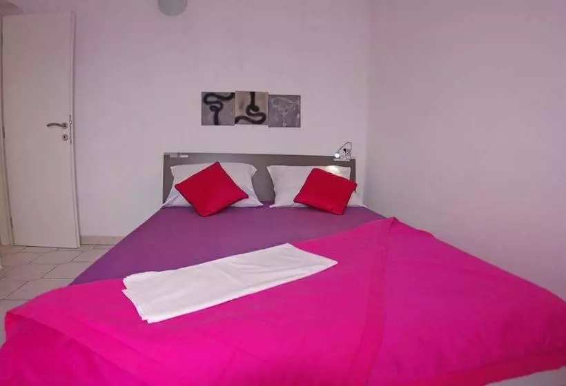 Apartments And Rooms With Wifi Makarska   11063