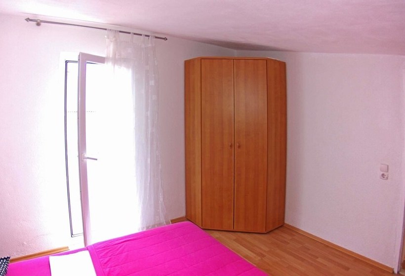 Apartments And Rooms With Wifi Makarska   11063