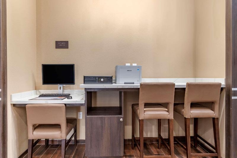 فندق Comfort Suites