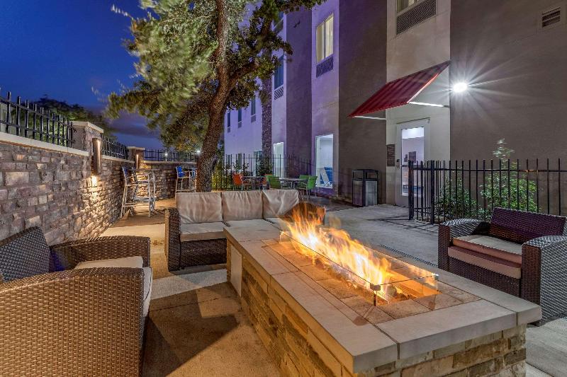 فندق Comfort Suites