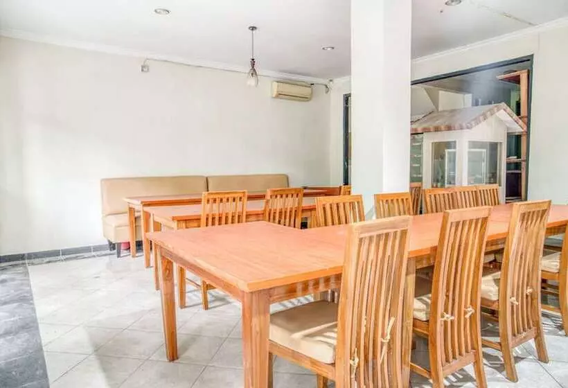 Majatalo Reddoorz Near Taman Mini Jakarta