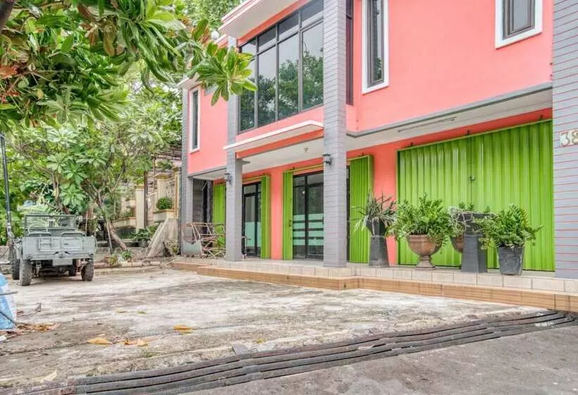 Majatalo Reddoorz Near Taman Mini Jakarta