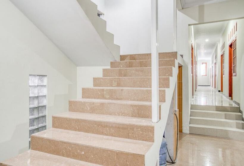 פנסיון Reddoorz Near Taman Mini Jakarta