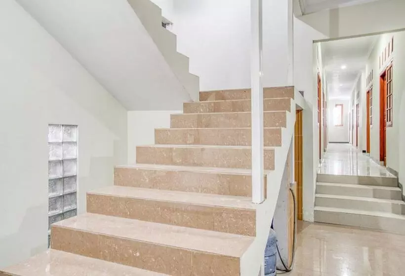 Majatalo Reddoorz Near Taman Mini Jakarta