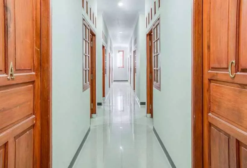 Majatalo Reddoorz Near Taman Mini Jakarta