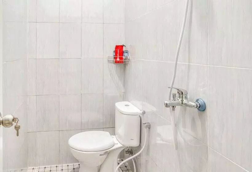 Majatalo Reddoorz Near Taman Mini Jakarta