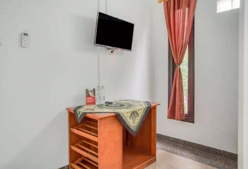 Majatalo Reddoorz Near Taman Mini Jakarta