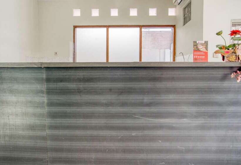 פנסיון Reddoorz Near Taman Mini Jakarta