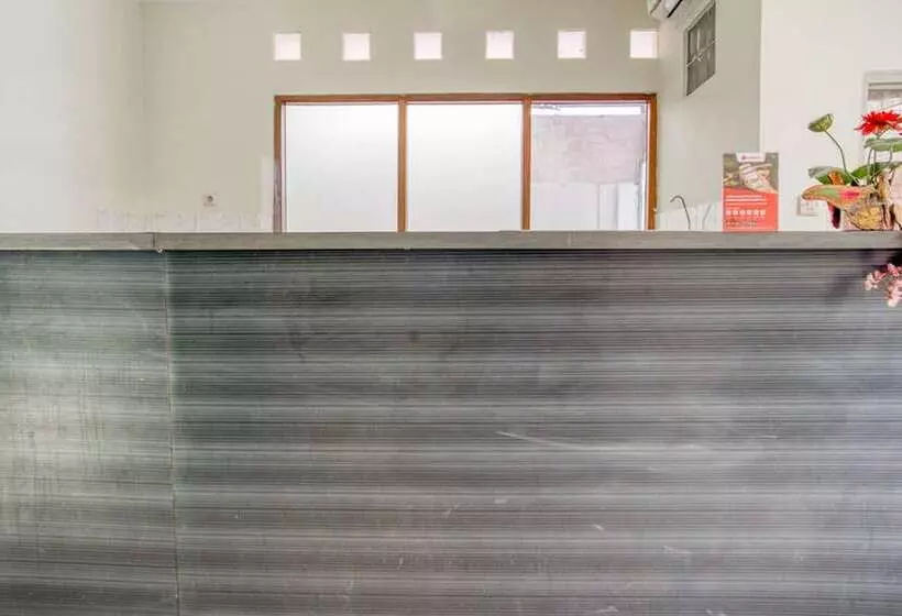 Majatalo Reddoorz Near Taman Mini Jakarta